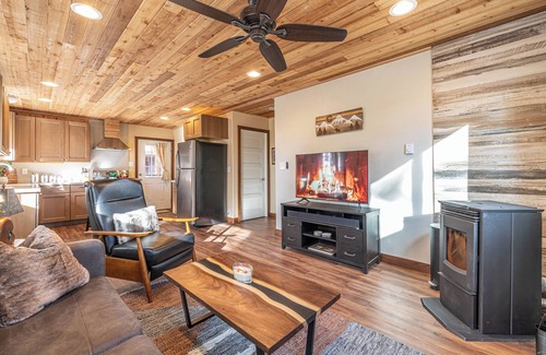 Florissant Maison | Pet-Friendly Mountain Cabin Near Hiking & Fishing