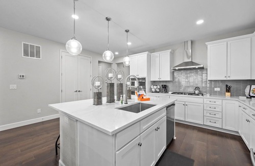 Commerce City Maison | Pet Friendly New Luxury home on Buffalo Run Golf Course - Pool Table, BBQ