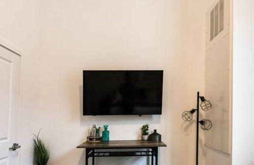 Central Northside Maison | Pet Friendly North Shore Studio w/ Fitness Center