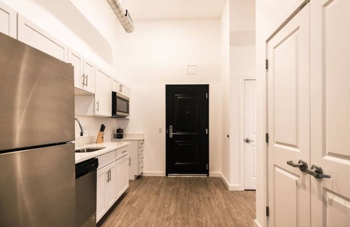 Central Northside Maison | Pet Friendly North Shore Studio w/ Fitness Center