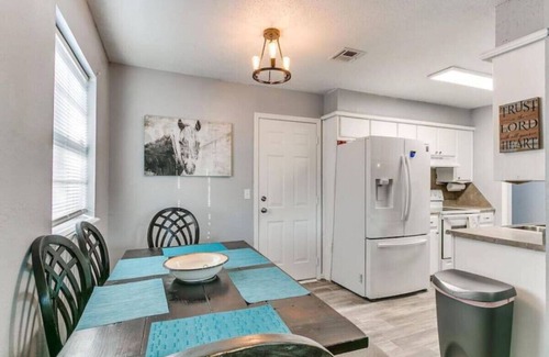 Yukon Maison | Pet-friendly OKC Getaway in a Quiet Neighborhood