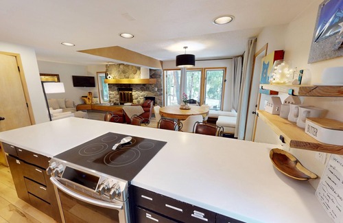 Frisco Copropriété | Pet Friendly-On River! Pool, 2 Hot Tubs. Easy Drive to 6 Ski Areas, Dining