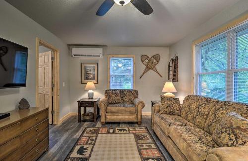 Alanson Maison | Pet-Friendly Petoskey Area Cabin, Walk to River!