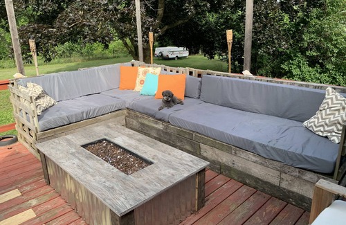 North Branford Maison | Pet Friendly Private Room with large fenced in yard.