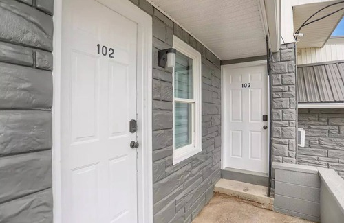 Halifax Appartement | Pet Friendly Queen bed Room 102 at Halifax Inn