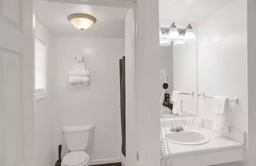 Halifax Appartement | Pet Friendly Queen bed Room 102 at Halifax Inn