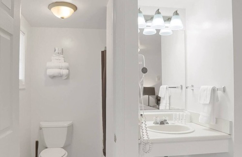Halifax Appartement | Pet Friendly Queen bed Room 102 at Halifax Inn