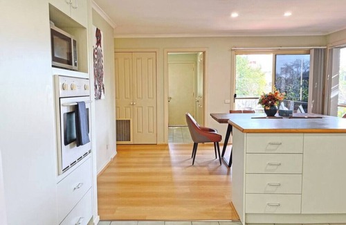 Ringwood Maison | Pet-Friendly Retreat 2BR Ringwood Prime location