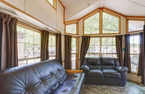 Sallisaw Cabine | Pet-Friendly Sallisaw Cabin: Hikes, History & More