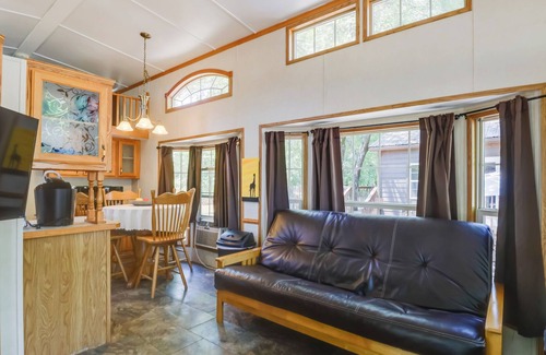 Sallisaw Cabine | Pet-Friendly Sallisaw Cabin: Hikes, History & More