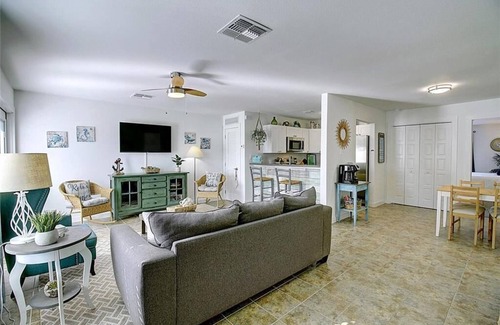 Cinnamon Shore Copropriété | Pet Friendly, Second Floor Condo, Shared Pool and Grill, Boardwalk