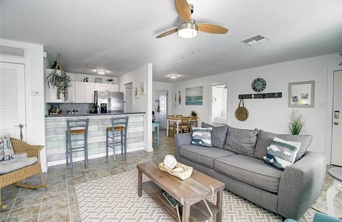 Cinnamon Shore Copropriété | Pet Friendly, Second Floor Condo, Shared Pool and Grill, Boardwalk
