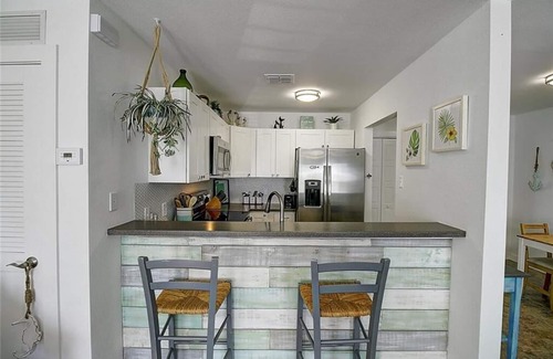 Cinnamon Shore Copropriété | Pet Friendly, Second Floor Condo, Shared Pool and Grill, Boardwalk