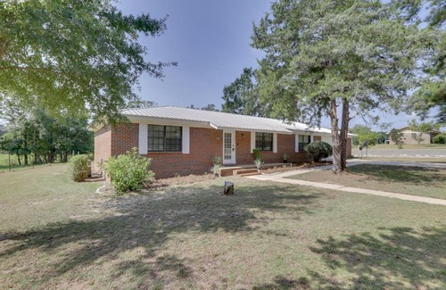 Slocomb Maison | Pet-Friendly Slocomb Vacation Rental with Sunroom!