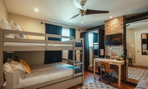 South Side Slopes Appartement | Pet-Friendly Southside Getaway - Sleeps 12