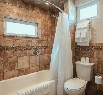 South Side Slopes Appartement | Pet-Friendly Southside Getaway - Sleeps 12