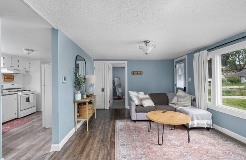 Silvis Maison | Pet Friendly & Spacious 3 BR in Silvis + Garage