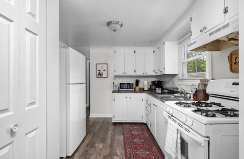 Silvis Maison | Pet Friendly & Spacious 3 BR in Silvis + Garage