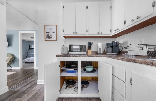 Silvis Maison | Pet Friendly & Spacious 3 BR in Silvis + Garage