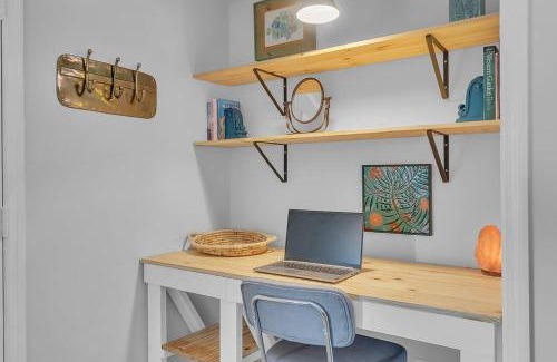 Newport Maison | Pet friendly - steps to water!