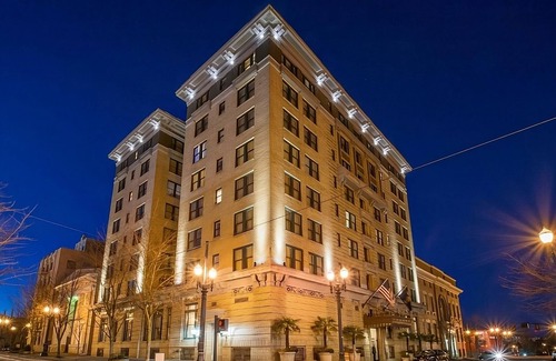 Goose Hollow Hôtel | Pet-friendly Suite, Near Providence Park! Onsite Dining and Fitness Center!