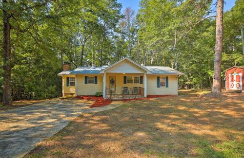Toccoa Maison | Pet-Friendly Toccoa Home with Deck and Lake Access!