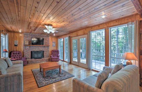 Toccoa Maison | Pet-Friendly Toccoa Home with Deck and Lake Access!
