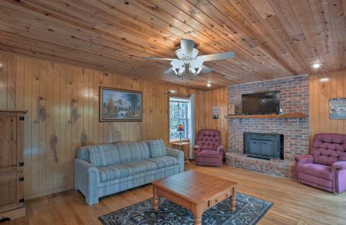 Toccoa Maison | Pet-Friendly Toccoa Home with Deck and Lake Access!