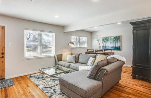 Tomball Maison | Pet-Friendly Tomball Cottage Steps to Downtown!