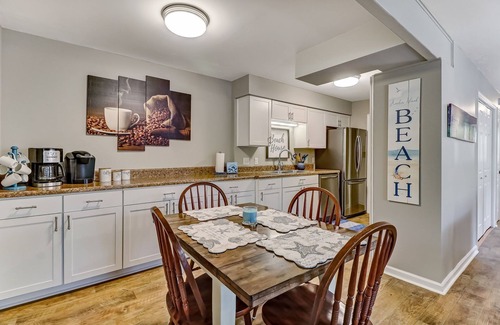 Fernandina Beach Maison | Pet Friendly | Updated Forest Ridge Villa | Short Walk to the Beach | Community Pool & Tennis