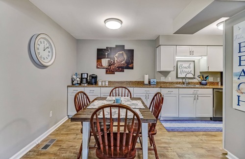 Fernandina Beach Maison | Pet Friendly | Updated Forest Ridge Villa | Short Walk to the Beach | Community Pool & Tennis