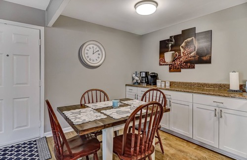 Fernandina Beach Maison | Pet Friendly | Updated Forest Ridge Villa | Short Walk to the Beach | Community Pool & Tennis