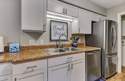 Fernandina Beach Maison | Pet Friendly | Updated Forest Ridge Villa | Short Walk to the Beach | Community Pool & Tennis
