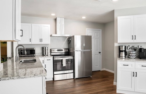 Babcock North Maison | Pet Friendly Urban Oasis w/Turfed Yard, Dedicated Office, and Twin-King Beds