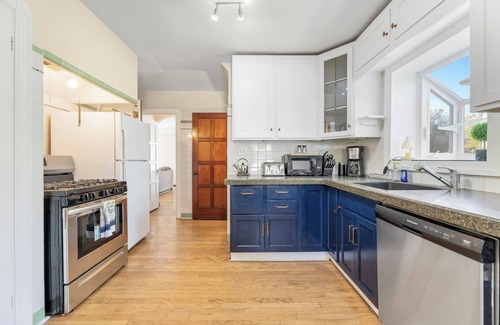Cleveland Heights Maison | Pet-friendly Spacious 3BR house with WiFi, AC in welcoming Cleveland Heights, OH