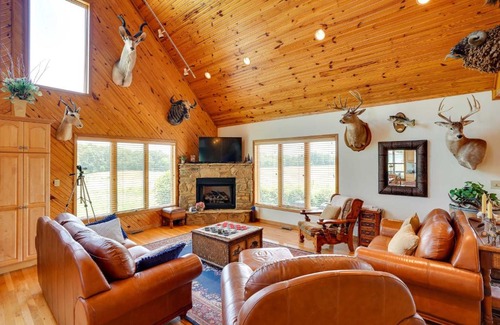 Vienna Maison | Pet-Friendly Vienna Cabin with Screened-In Porch!