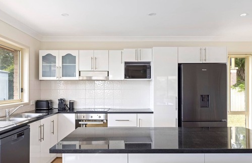 Corlette Maison | pet friendly - Views- Meters to the Beach & Anchorage Port Stephens