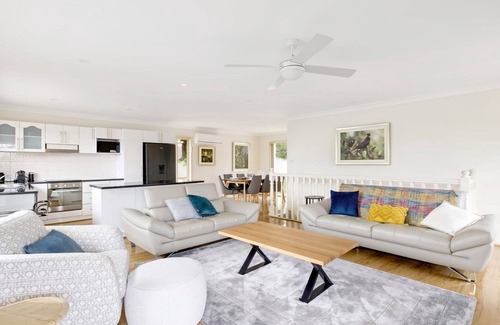 Corlette Maison | pet friendly - Views- Meters to the Beach & Anchorage Port Stephens