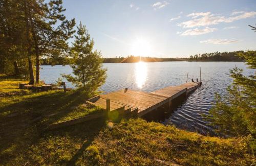 Tudor and Cashel Maison | Pet Friendly Waterfront BBQ Firepit Half hr from GTA