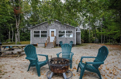 Gray Cabine | Pet Friendly waterfront home on Little Sebago Lake