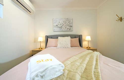 Ringwood Maison | Pet Friendly Well-appointed 3BM Retreat Parking Netflix