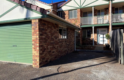 Forest Lake Maison | Pet Friendly Yard, Next to Park - Spacious Townhouse