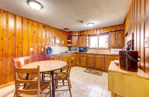 Poland Maison | Pet-Friendly Youngstown Cottage with Yard