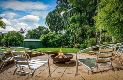 Ocean Shores Maison | Petal & Palm - Coastal home surrounded by nature.