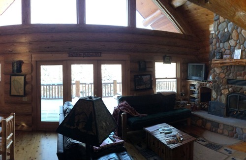Grand Rapids Cabine | Peterson Bay Log Home Lodge - De grandes ouvertures de couleurs d'automne subsistent - Réservez bientôt!