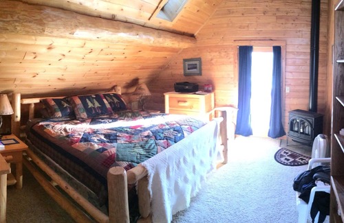 Grand Rapids Cabine | Peterson Bay Log Home Lodge - De grandes ouvertures de couleurs d'automne subsistent - Réservez bientôt!