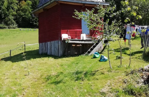 Miribel-les-Echelles Chalet De Ski | Petit chalet pentagonal (38 m2 sur 2 niveaux) entre prés et forêt.