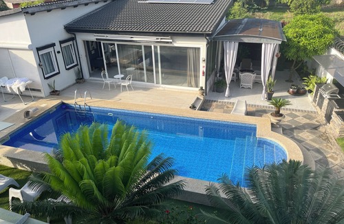 Lome Appartement | Petit Hambourg guest house by the pool