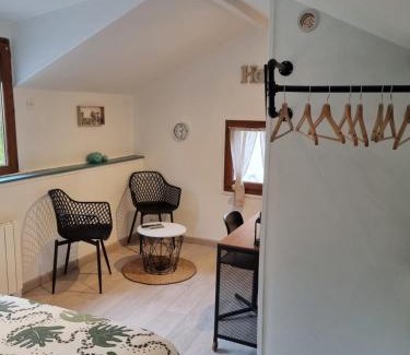 Moulineaux Appartement | Petit maison villageoise