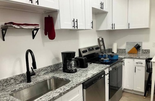 Somersworth Appartement | Petit & Modern w/Parking ~ Wine